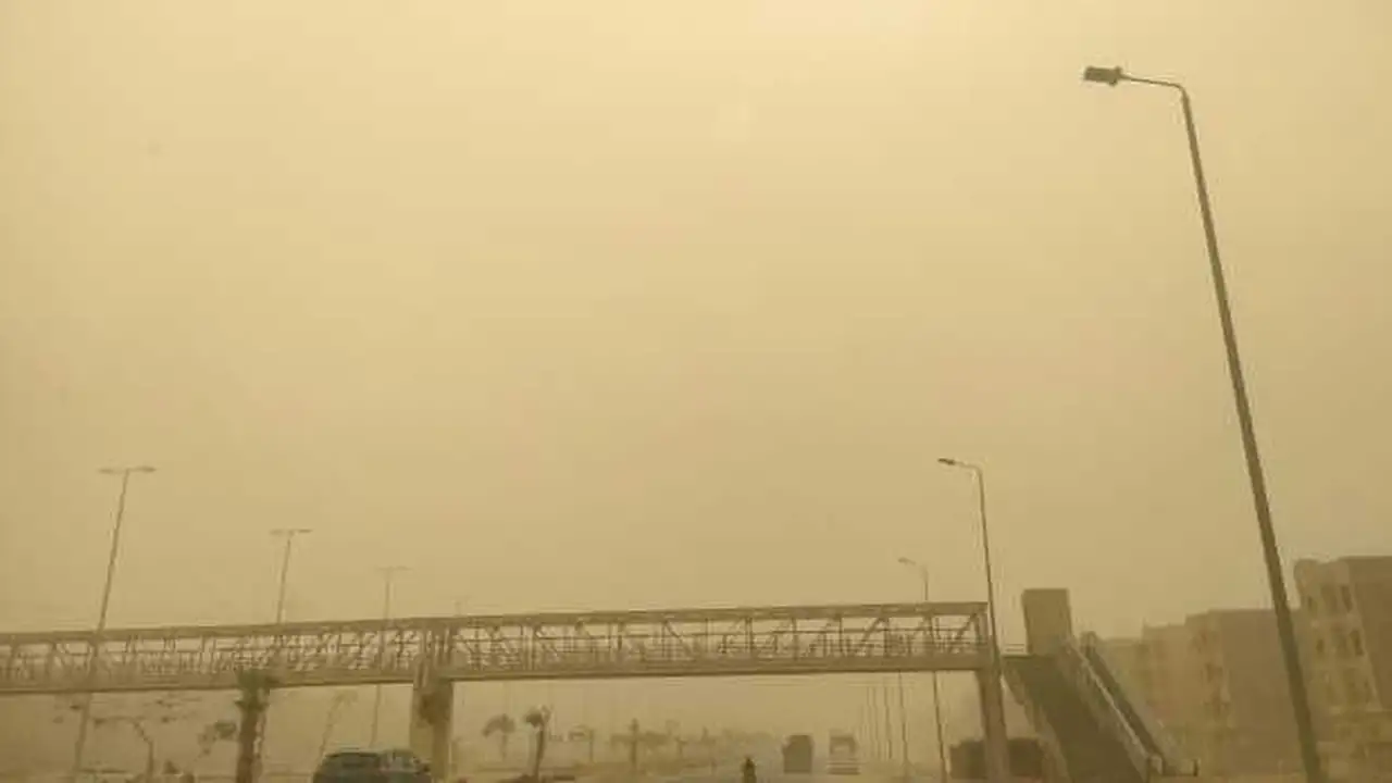 أتربة عالقة.. الأرصاد تحذر من حالة الطقس واضطراب الملاحة غداً السبت